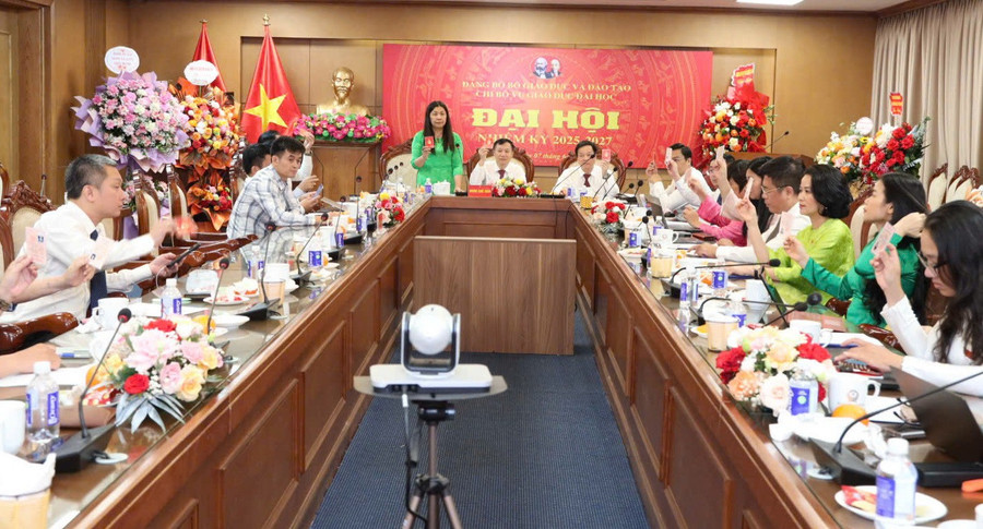 Đại hội biểu quyết một số nội dung quan trọng. vugiaoducdaihocjpg1jpg2.jpg