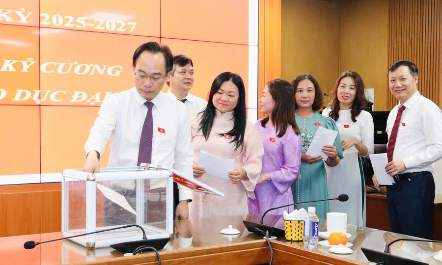 Thứ trưởng Bộ GD&ĐT Hoàng Minh Sơn và các đảng viên bỏ phiếu bầu Chi ủy Chi bộ Vụ Giáo dục đại học, nhiệm kỳ 2025 - 2027. vugiaoducdaihocjpg6.jpg