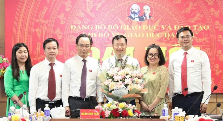 Thứ trưởng Bộ GD&ĐT Hoàng Minh Sơn tặng hoa chúc mừng Chi ủy Chi bộ Vụ Giáo dục đại học, nhiệm kỳ 2025 - 2027.