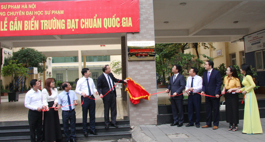 Bộ trưởng Khoa học và Công nghệ Nguyễn Mạnh Hùng cùng các đại biểu thực hiện nghi thức gắn biển trường đạt chuẩn Quốc gia mức độ 2. trituenhantaojpg3.jpg