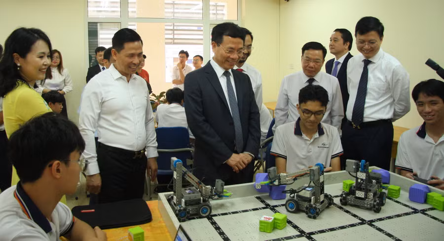 Bộ trưởng Khoa học và Công nghệ Nguyễn Mạnh Hùng thăm phòng thực hành giáo dục STEM của Trường THPT Chuyên (Tường ĐH Sư phạm Hà Nội).