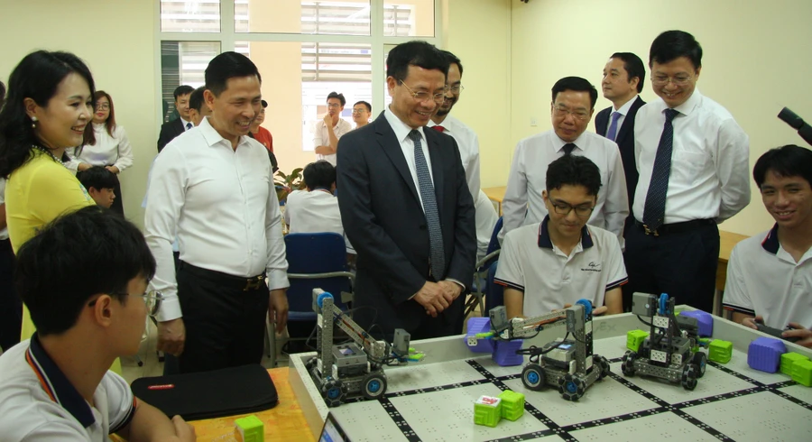 Bộ trưởng Khoa học và Công nghệ Nguyễn Mạnh Hùng thăm phòng thực hành giáo dục STEM của Trường THPT Chuyên (Tường ĐH Sư phạm Hà Nội).