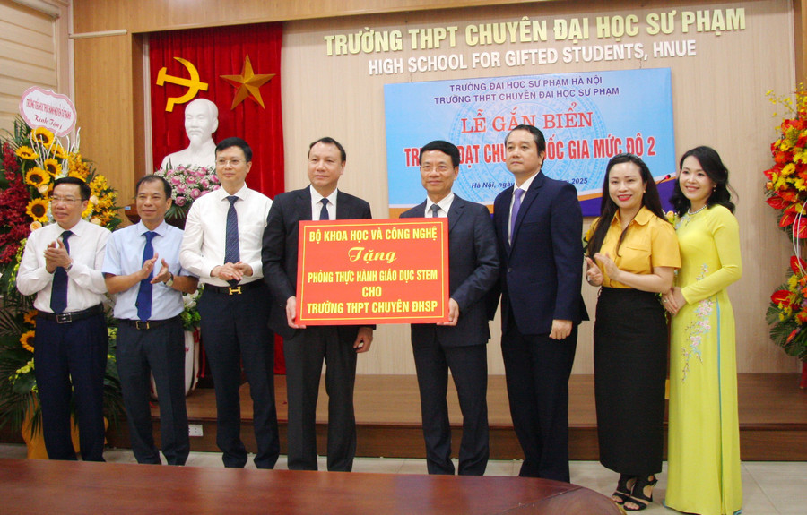 Bộ Khoa học và Công nghệ tặng phòng giáo dục STEM cho Trường THPT Chuyên (Trường ĐH Sư phạm Hà Nội). trituenhantaojpg1.jpg