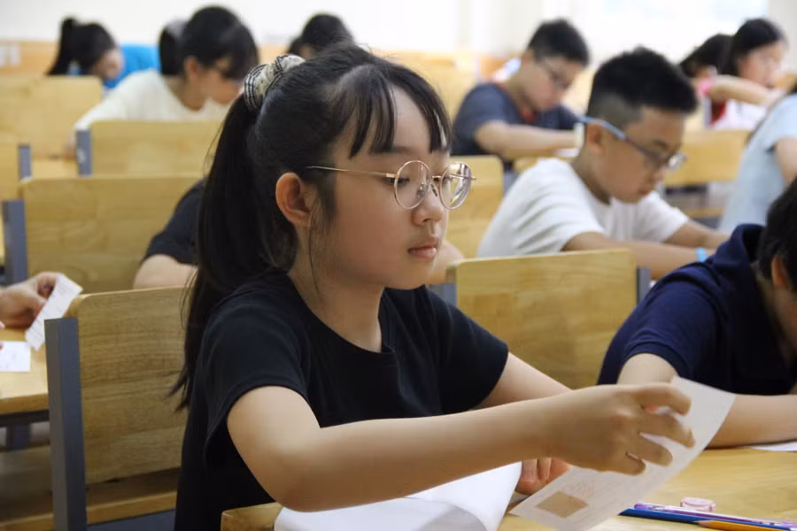 Thí sinh kiểm tra thông tin trên giấy báo dự thi.