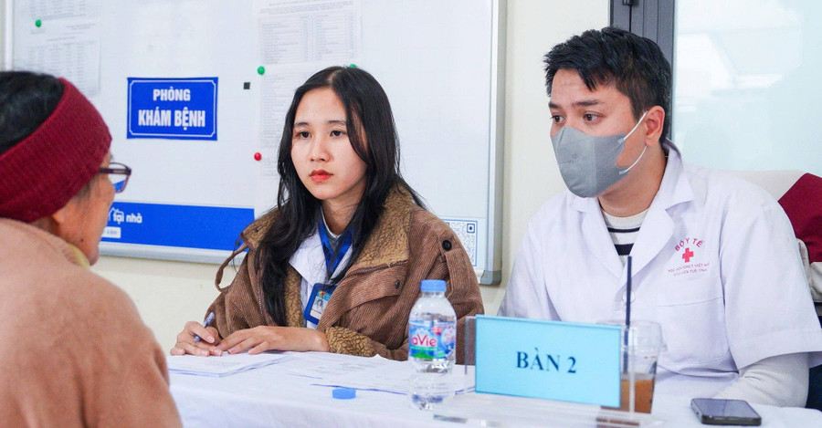 Cán bộ, giảng viên, học viên Học viện Y – Dược học cổ truyền Việt Nam khám bệnh, tư vấn sức khỏe và cấp phát thuốc miễn phí cho người dân xã Kiều Phú (Hà Nội).