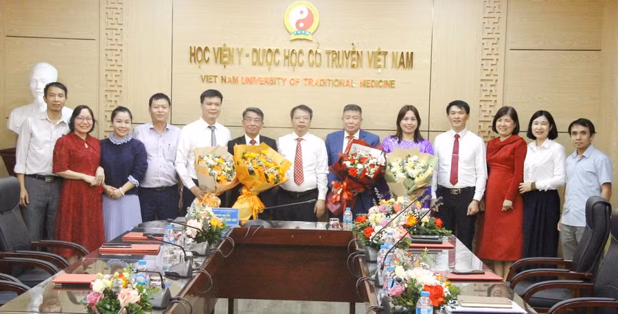 4 nhà giáo của Học viện Y - Dược học cổ truyền Việt Nam được trao quyết định bổ nhiệm lại chức danh phó giáo sư.