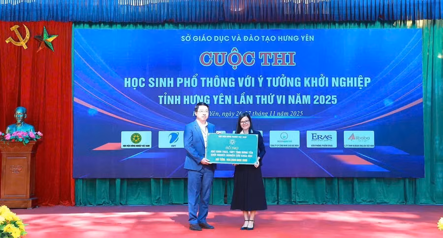 ThS. Đỗ Thị Kim Hương - Giám đốc Trung tâm Quan hệ công chúng và Hỗ trợ sinh viên, Học viện Nông nghiệp Việt Nam trao tặng kinh phí hỗ trợ học sinh THCS, THPT tỉnh Hưng Yên khởi nghiệp, nghiên cứu khoa học.