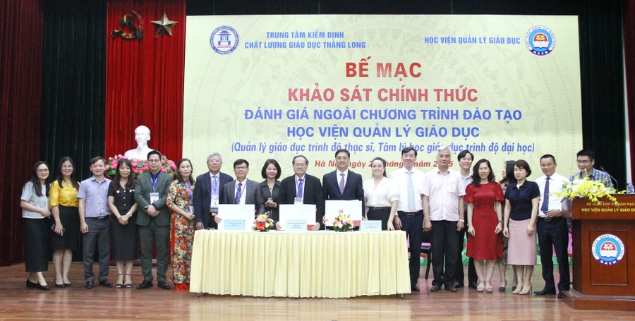 Đại diện lãnh đạo Học viện Quản lý giáo dục và Trung tâm Kiểm định Chất lượng Giáo dục Thăng Long ký kết biên bản hoàn thành đợt khảo sát chính thức đánh giá ngoài chương trình đào tạo ngành Quản lý giáo dục trình độ thạc sĩ và Tâm lý học giáo dục trình độ đại học.