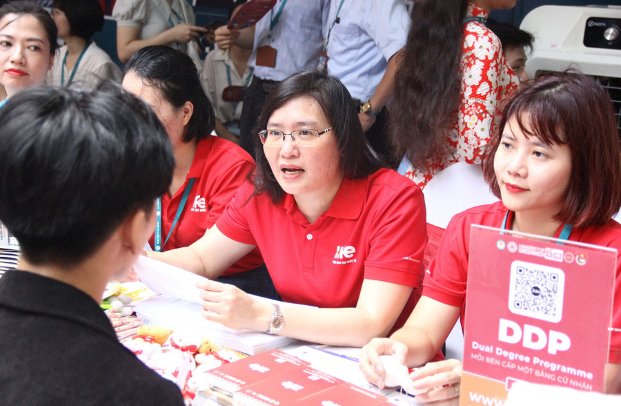 TS Trịnh Thanh Huyền - Viện trưởng Viện Đào tạo Quốc tế (Học viện Tài chính) - thứ hai, từ phải qua trái - tư vấn đăng ký nguyện vọng xét tuyển cho thí sinh.