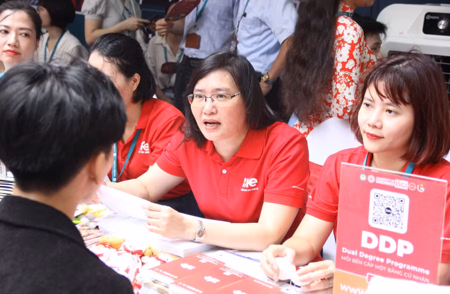 TS Trịnh Thanh Huyền - Viện trưởng Viện Đào tạo Quốc tế (Học viện Tài chính) - thứ hai, từ phải qua trái - tư vấn đăng ký nguyện vọng xét tuyển cho thí sinh.