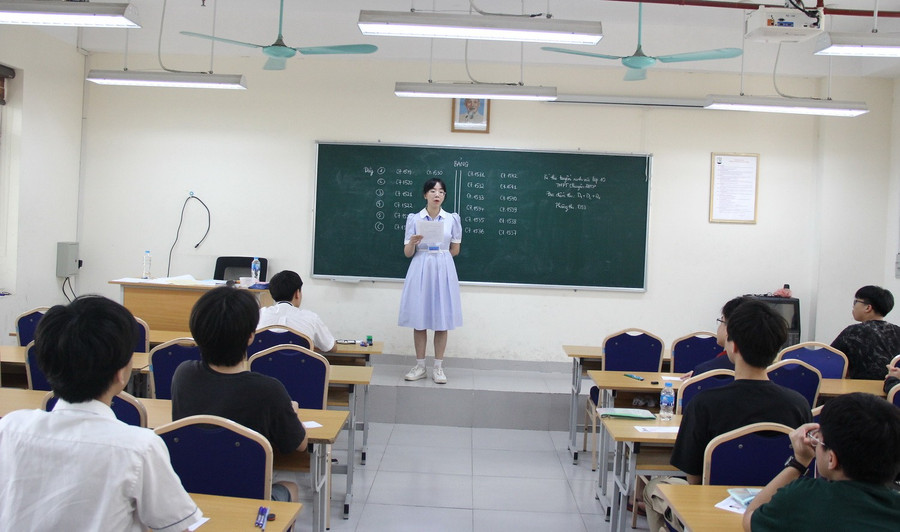 Giám thị nhắc lại quy chế thi cho thí sinh. chuyensupham-4.jpg