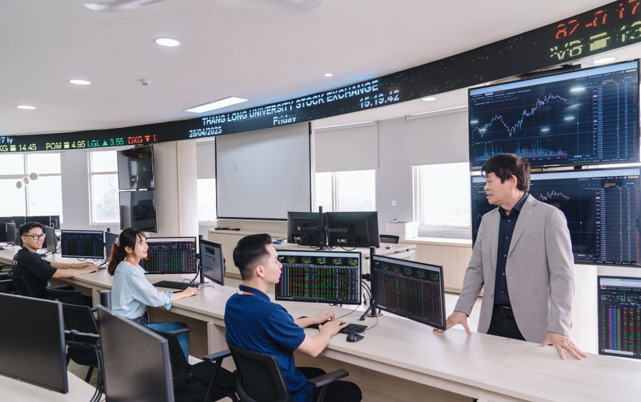 Cán bộ, giảng viên Trường ĐH Thăng Long.