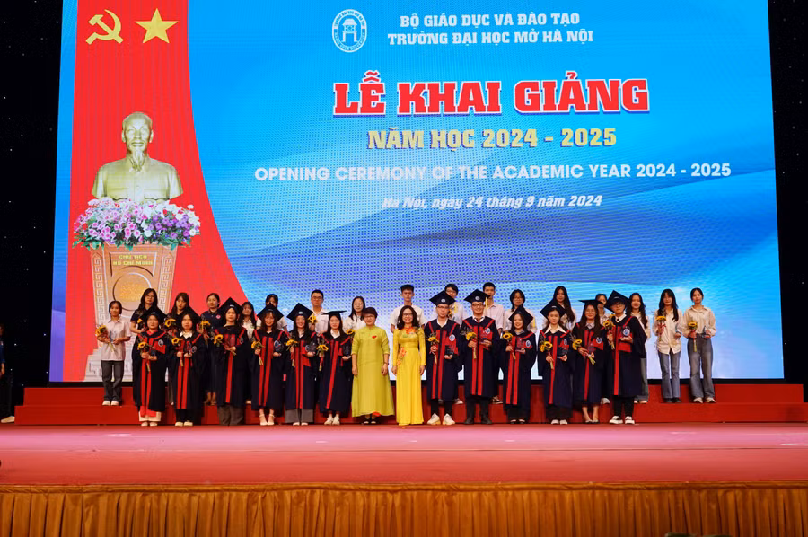 PGS.TS Nguyễn Thu Thủy - Vụ trưởng Vụ giáo dục đại học và PGS.TS Nguyễn Thị Nhung – Hiệu trưởng Trường ĐH Mở Hà Nội trao biểu trưng và tặng hoa cho sinh viên thủ khoa tốt nghiệp và thủ khoa kỳ tuyển sinh năm 2024.