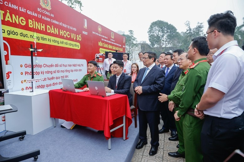 Thủ tướng nghe giới thiệu về nền tảng “Bình dân học vụ số” - Ảnh: VGP/Nhật Bắc.