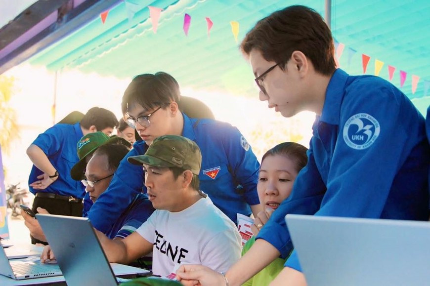 Tuổi trẻ Khánh Hòa tuyên truyền, hướng dẫn người dân trải nghiệm công nghệ số. binhdanhocvusojpg1.jpg