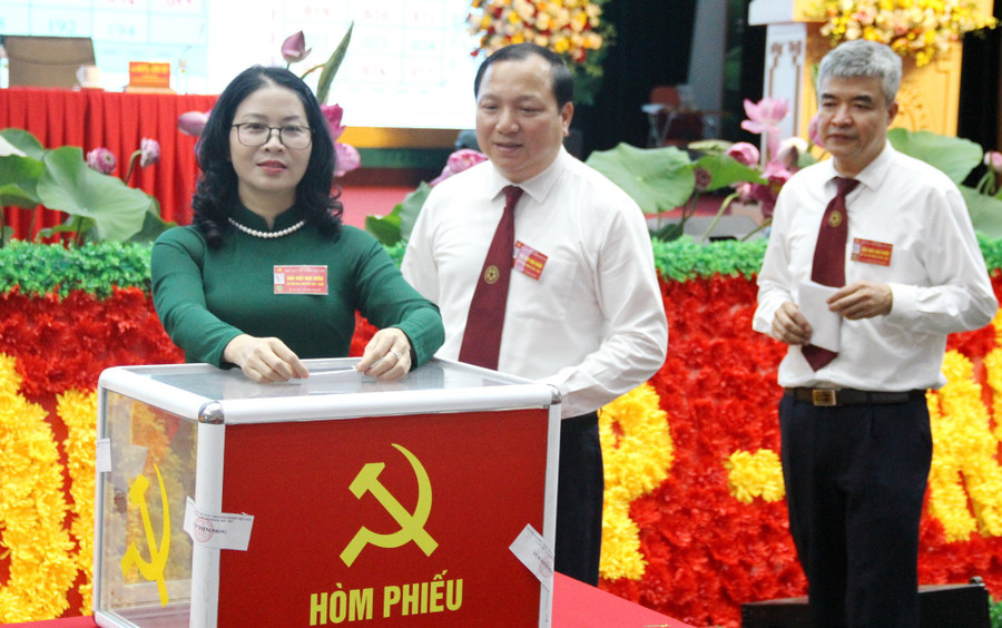 GS.TS.Nguyễn Thị Lan, Giám đốc Học viện Nông nghiệp Việt Nam; PGS.TS Vũ Ngọc Huyên, Phó Giám đốc Học viện; GS.TS Phạm Văn Cường, Phó Giám đốc Học viện cùng thực hiện bỏ phiếu bầu Ban Chấp hành Đảng bộ Học viện khóa mới. img-0961.jpg