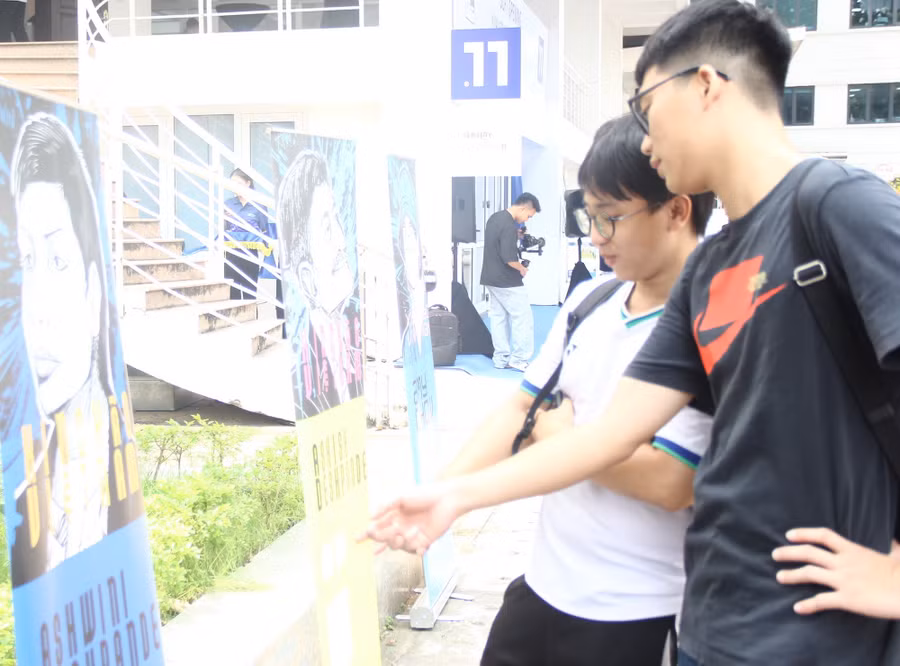 Sinh viên thích thú với các trưng bày thiết kế quốc tế.