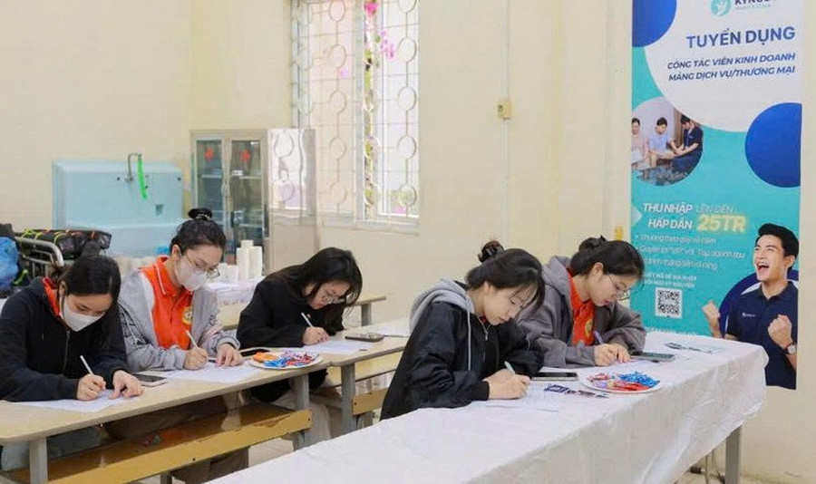 Với kiến thức chuyên môn vững vàng, sinh viên Trường Cao đẳng Y tế Hà Nội tự tin trả lời phỏng vấn của nhà tuyển dụng.