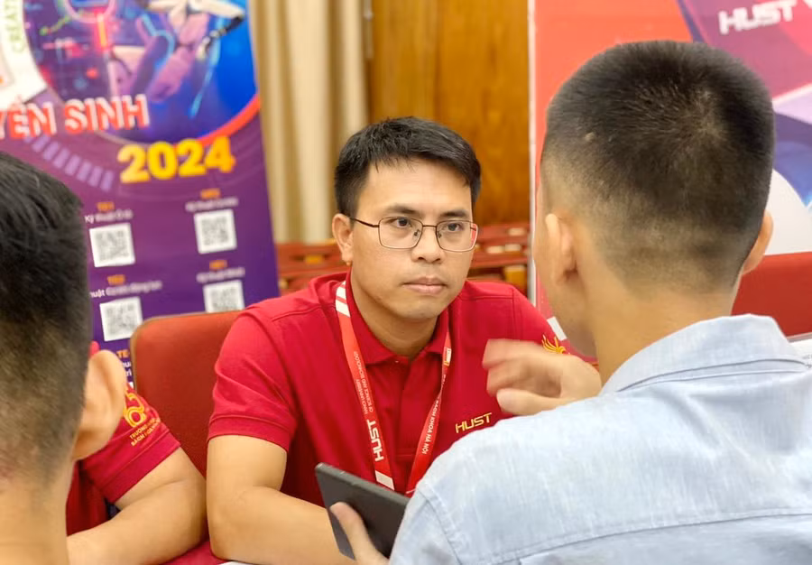 Giảng viên ĐH Bách khoa Hà Nội tư vấn, hướng nghiệp cho thí sinh. Ảnh: Duy Khiêm - Kiên Phạm.