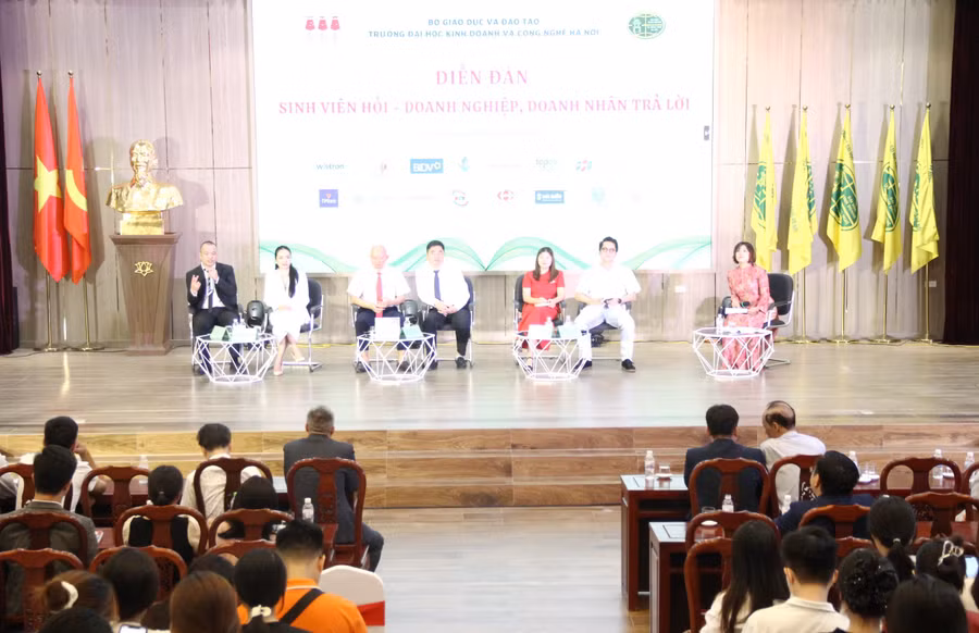 Các doanh nhân giao lưu, chia sẻ và trực tiếp trả lời nhiều câu hỏi của sinh viên Trường ĐH Kinh doanh và Công nghệ Hà Nội.