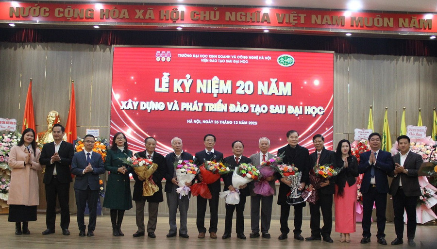 Tri ân Ban giám hiệu Trường ĐH Kinh doanh và Công nghệ Hà Nội và lãnh đạo Viện Đào tạo sau đại học.