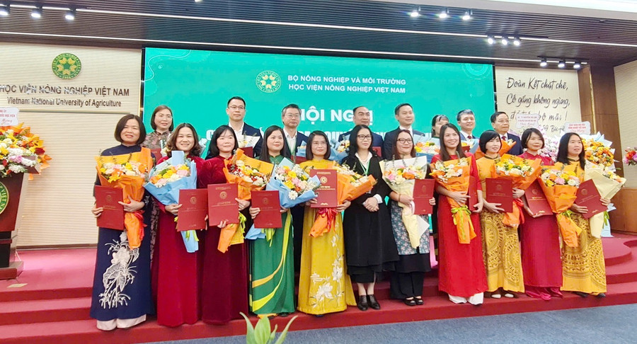 GS.TS Nguyễn Thị Lan – Giám đốc Học viện Nông nghiệp Việt Nam chúc mừng các tân phó giáo sư.