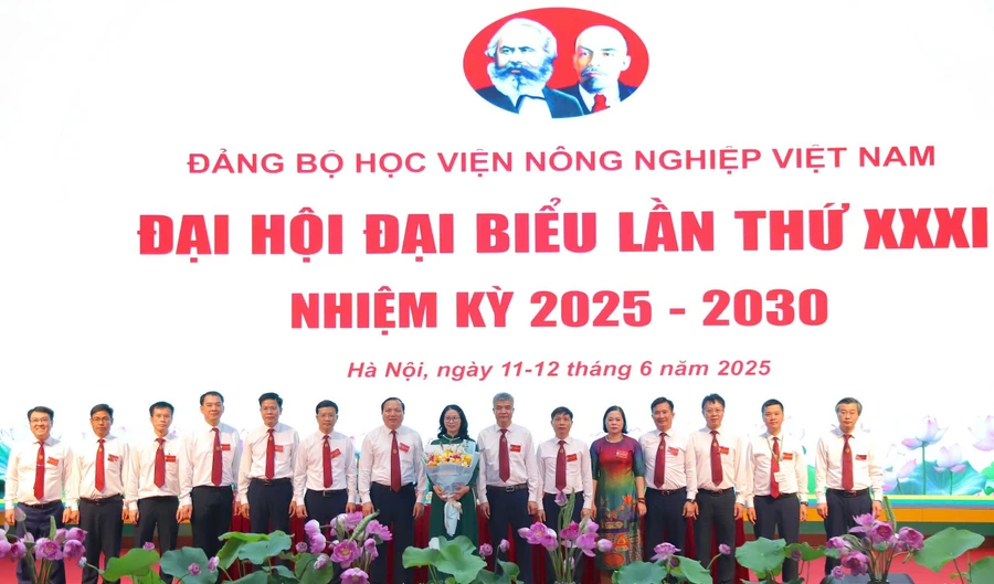 Ban Chấp hành Đảng bộ Học viện Nông nghiệp Việt Nam nhiệm kỳ 2025 - 2030 gồm 15 đồng chí. GS.TS Nguyễn Thị Lan tiếp tục được tín nhiệm bầu là Bí thư Đảng ủy. 