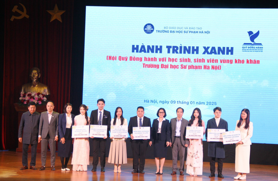 Các tổ chức, cá nhân trao ủng hộ Quỹ đồng hành với học sinh, sinh viên vùng khó khăn của Trường ĐH Sư phạm Hà Nội.