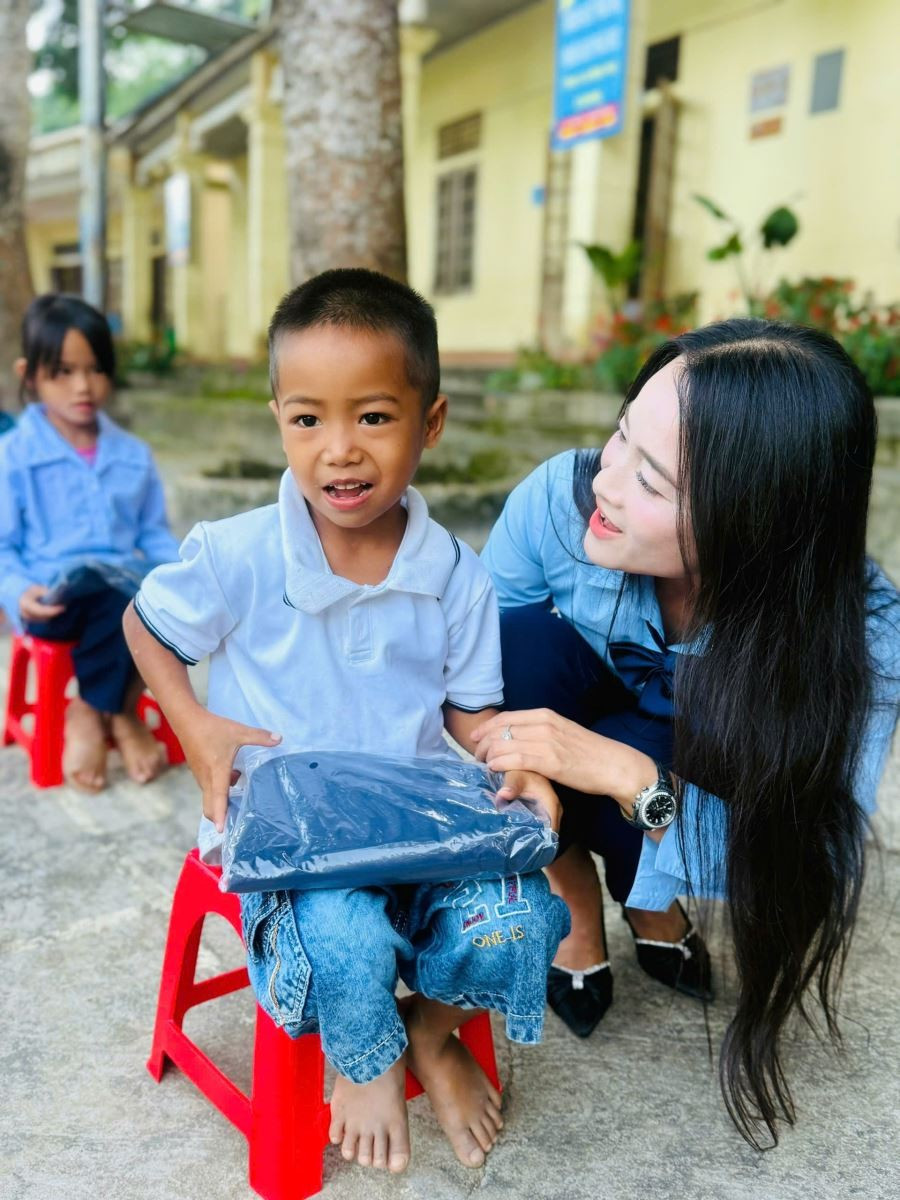 Bà Dương Thị Hồng - Giám đốc Camon Group Việt Nam trao quà cho học sinh. hocbong1.jpg