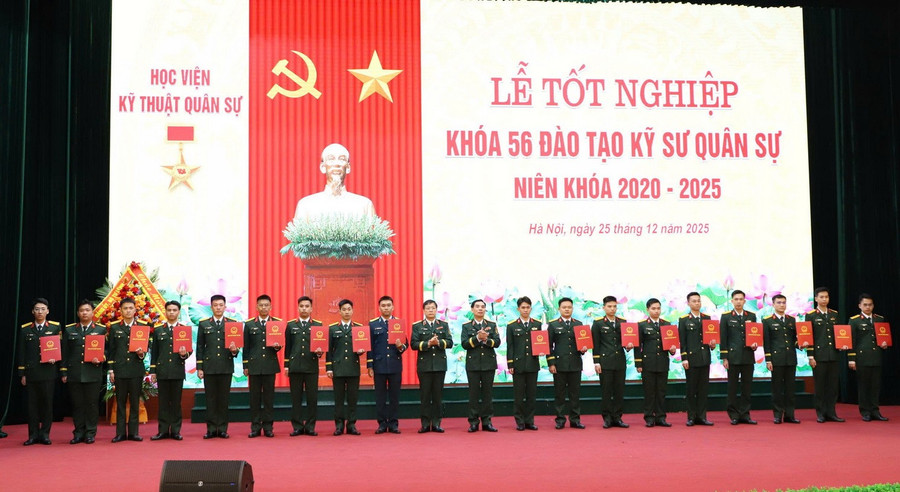  Các học viên tốt nghiệp loại giỏi nhận bằng tốt nghiệp.