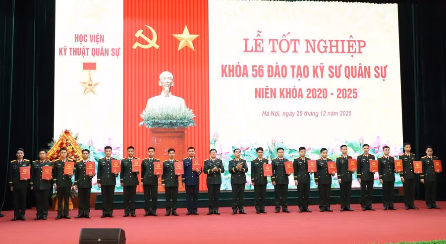  Các học viên tốt nghiệp loại giỏi nhận bằng tốt nghiệp.