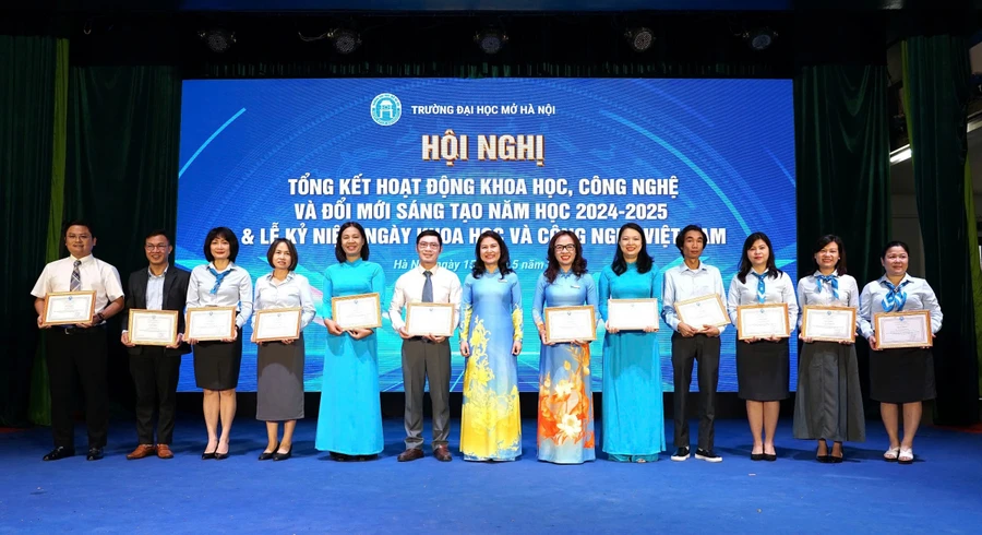 Khen thưởng Cán bộ, Giảng viên tiêu biểu trong nghiên cứu khoa học.