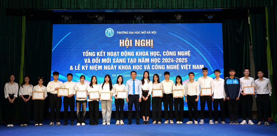 Khen thưởng sinh viên tiêu biểu. daihocmojpg2.jpg