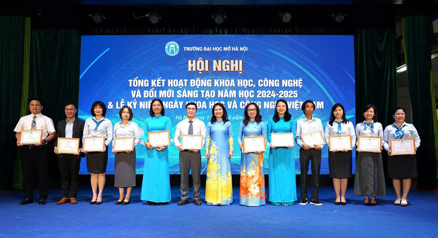 Khen thưởng cán bộ, giảng viên tiêu biểu trong nghiên cứu khoa học.