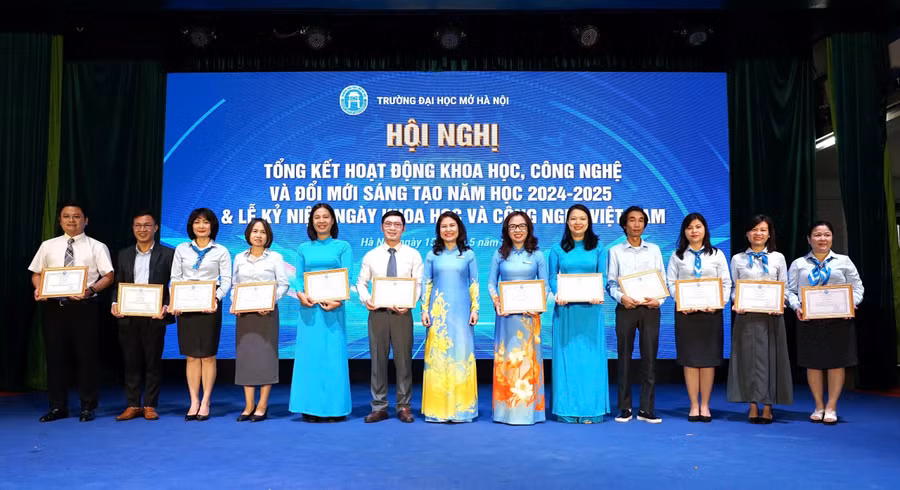Khen thưởng cán bộ, giảng viên tiêu biểu trong nghiên cứu khoa học.