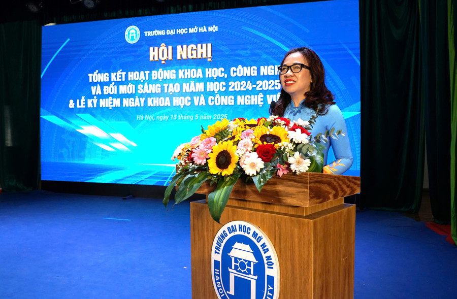 PGS.TS Nguyễn Thị Nhung - Hiệu trưởng Trường ĐH Mở Hà Nội phát biểu tại hội nghị. daihocmo.jpg
