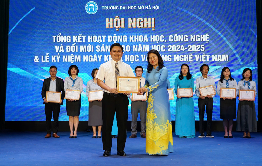 ThS Thiều Cẩm Sơn nhận khen thưởng. daihocmojpg3.jpg