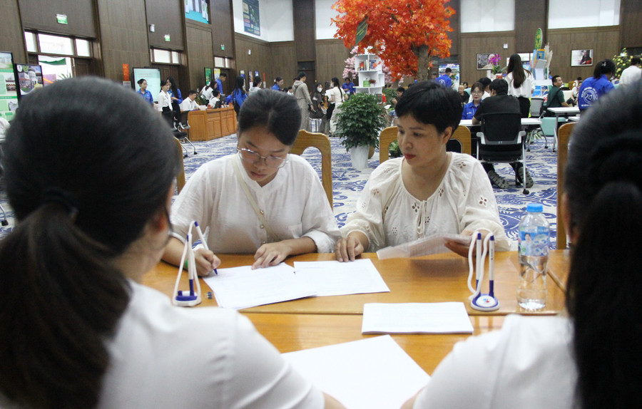 Hai mẹ con nữ sinh này được hướng dẫn cẩn thận, chi tiết thủ tục nhập nhập. img-2654.jpg