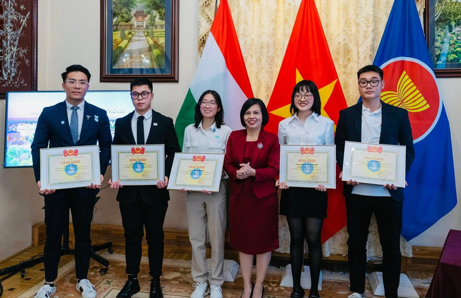 Lưu Hải Nam và các du học sinh được nhận Bằng khen của Hội Sinh viên Việt Nam.