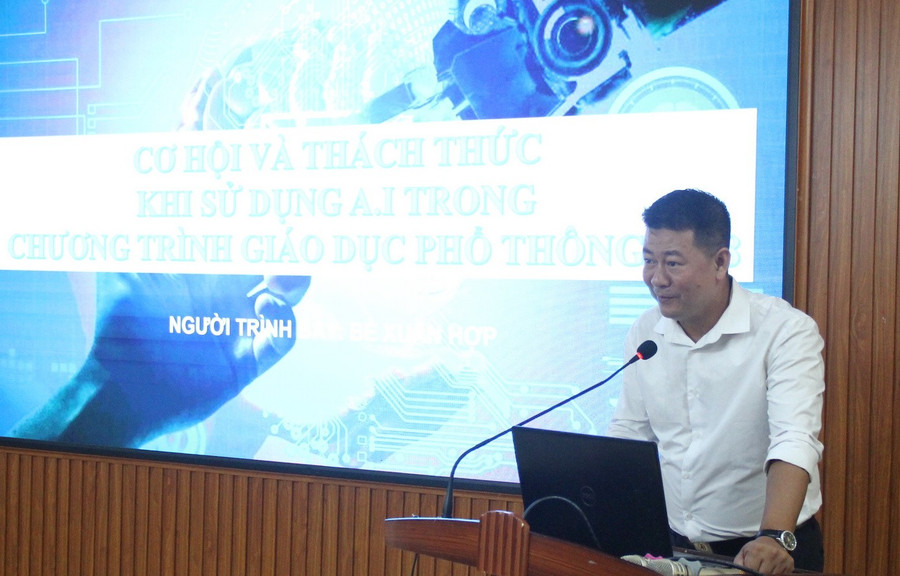 Thầy Bế Xuân Hợp - giáo viên Trường THPT Quang Trung – Đống Đa tham luận tại hội thảo. ai-2.jpg