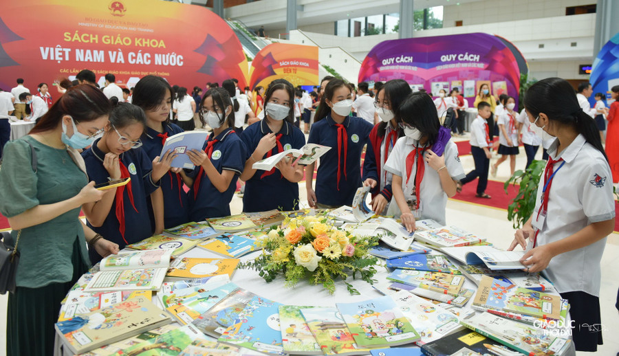 Học sinh tại Hà Nội tới tham quan triển lãm sách giáo khoa.