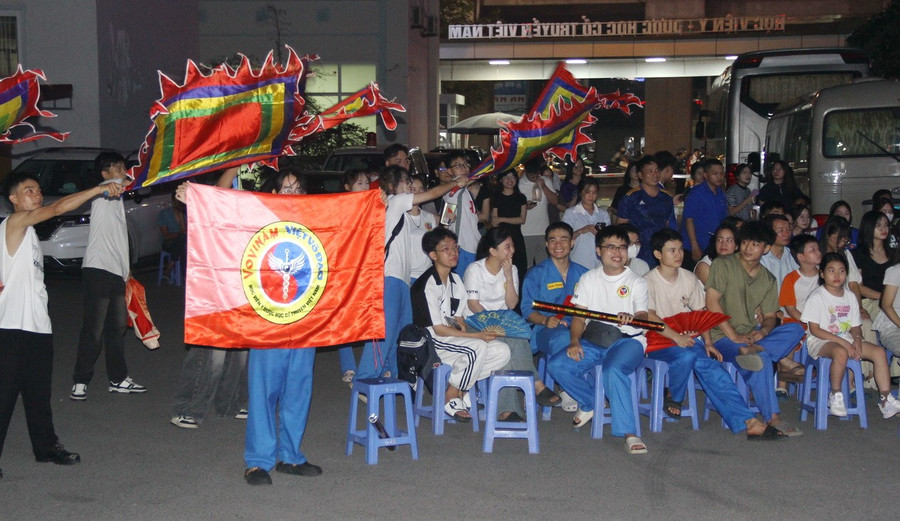 Khán giả cổ vũ nhiệt tình. img-4152.jpg
