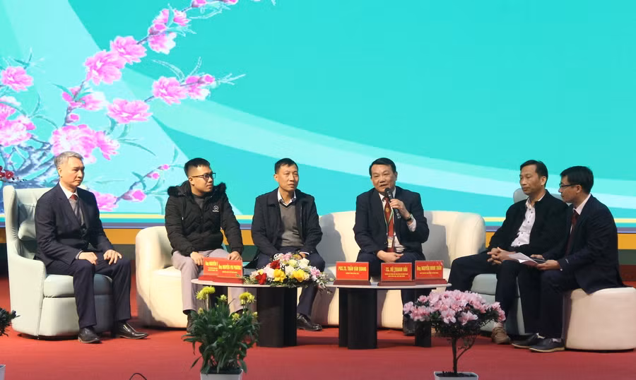 PGS. TS Trần Văn Quang, Trưởng khoa Nông học, Học viện Nông nghiệp Việt Nam cùng các chuyên gia, đại diện doanh nghiệp chia sẻ tại Tọa đàm.