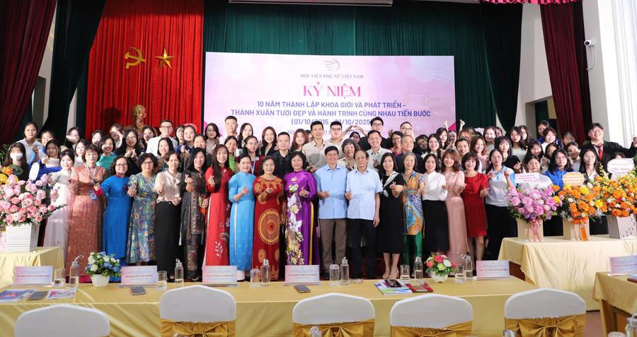 Chiều 1/10, Học viện Phụ nữ Việt Nam tổ chức kỷ niệm 10 năm thành lập Khoa Giới và Phát triển với chủ đề "Thanh xuân tươi đẹp và hành trình cùng nhau tiến bước" (1/10/2015 - 1/10/2025). gioi.jpg