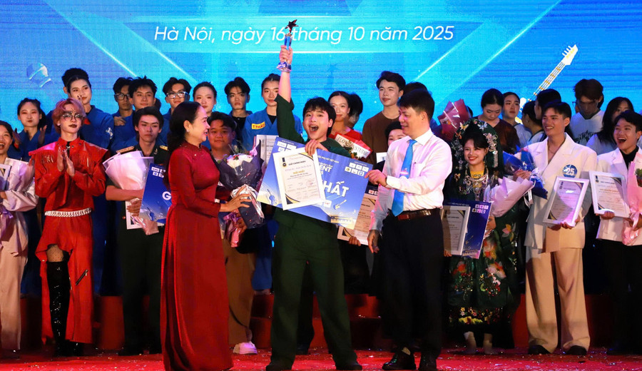 Thí sinh Lê Thanh Hiếu – SBD 51, đến từ Trường Đại học Kiến trúc Hà Nội đoạt giải Nhất ở hạng mục âm nhạc