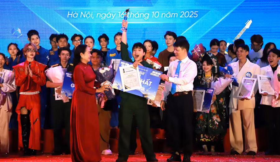 Thí sinh Lê Thanh Hiếu – SBD 51, đến từ Trường Đại học Kiến trúc Hà Nội đoạt giải Nhất ở hạng mục âm nhạc