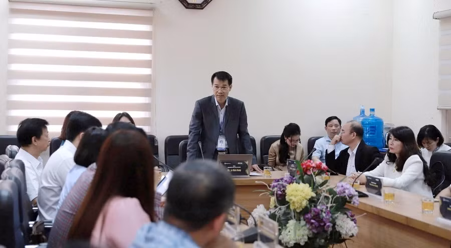 PGS.TS Lê Vinh Hưng - Phó Trưởng ban Quản lý Dự án VIETMUS, Hiệu trưởng Trường ĐHSP Nghệ thuật TW trao đổi với các trường đại học thành viên của Dự án VIETMUS.