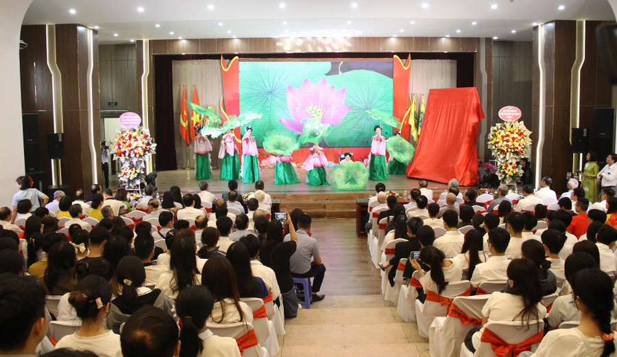 Các tiết mục văn nghệ ca ngợi Bác Hồ kính yêu. img-9978.jpg