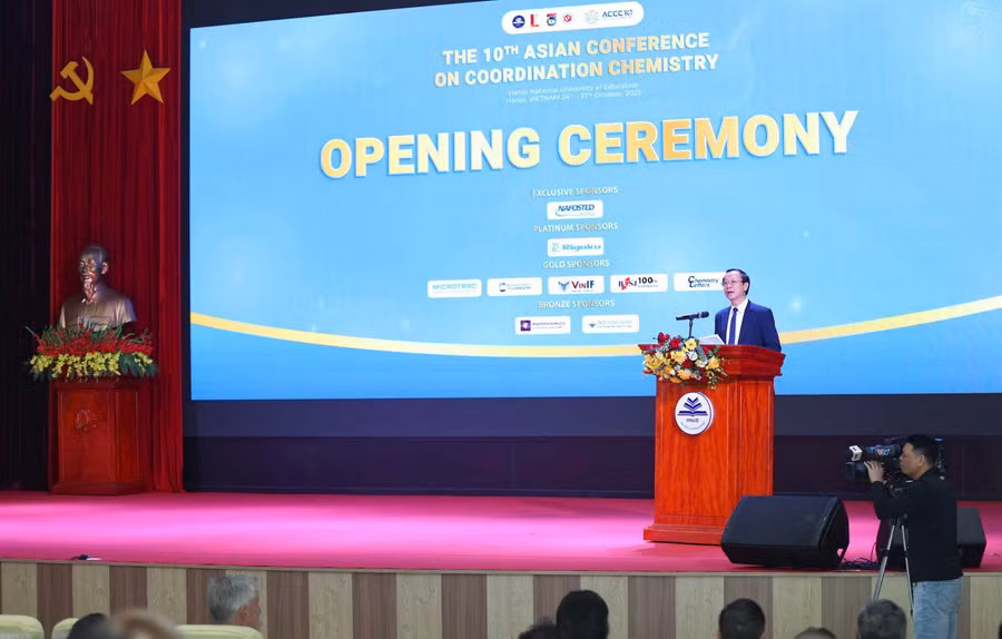 Thứ trưởng Thường trực Bộ GD&ĐT Phạm Ngọc Thưởng phát biểu tại hội thảo.