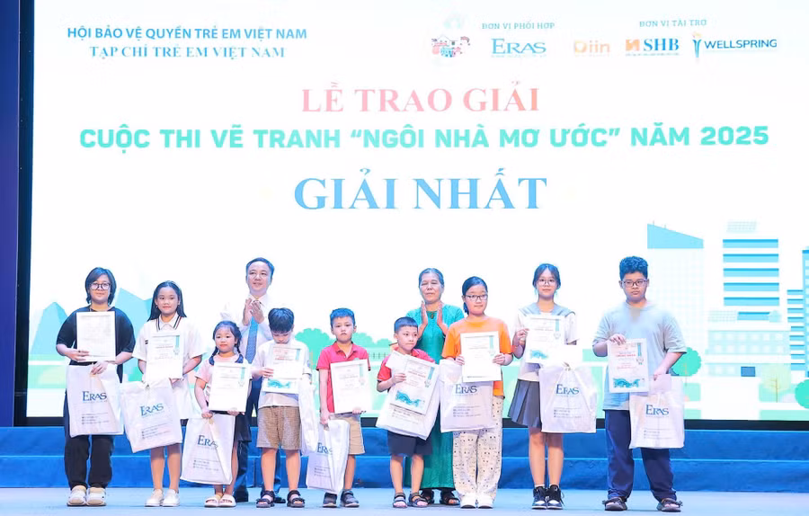 Các thí sinh đoạt giải Nhất cuộc thi vẽ tranh "Ngôi nhà mơ ước" năm 2025.